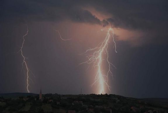 Viharos időjárás várható Erdély egy részében