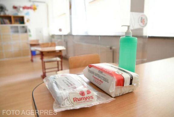 FRISSÍTVE - Kötelező lesz maszkot viselni ősztől az iskolákban – tanároknak, diákoknak egyaránt