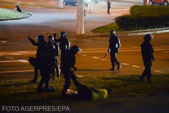 Több mint 50 tüntető és 14 rendőr sérült meg a fehéroroszországi zavargásokban