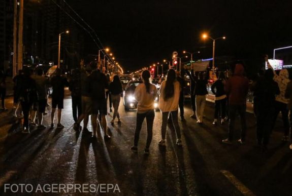 Már két halottja van a fehérorosz tüntetéseknek, 6000 személy tartóztattak le