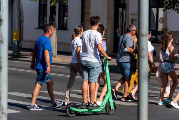Bal lábbal indult Kolozsváron az elektromosroller-kölcsönzés – záporozni fognak a bírságok?