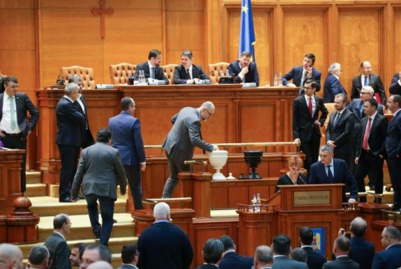 Hétfőn 14 órától szavaz a parlament a bizalmatlansági indítványról