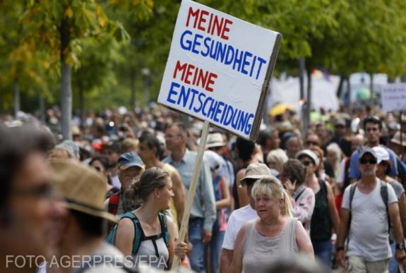 Összecsaptak a rendőrökkel a „koronatagadók” Berlinben