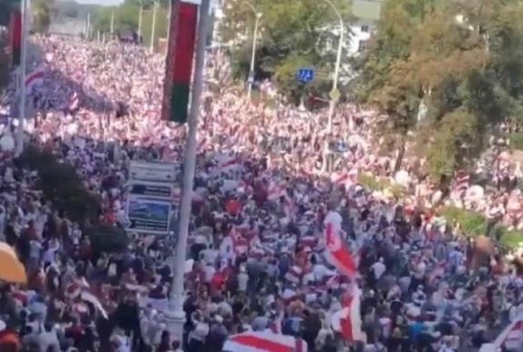 Tüntetők menetoszlopai indultak Minszk központja felé, követelve Lukasenka lemondását