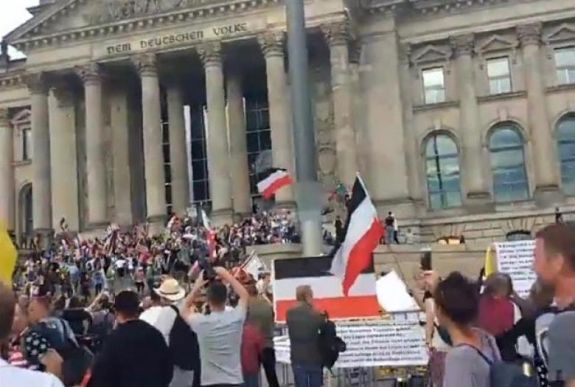 Koronavírus: a német parlamenti pártok elítélték a randalírozó tüntetők rendbontását