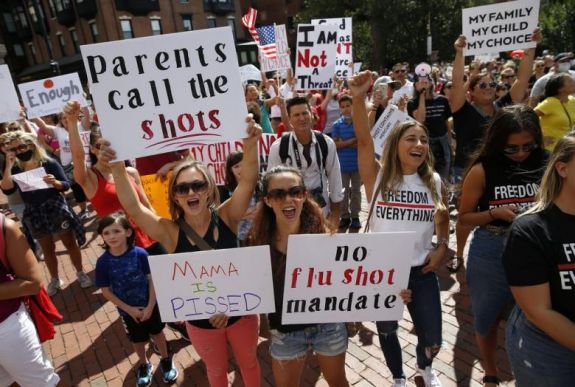 Tüntettek Bostonban a kötelező influenzaoltás ellen