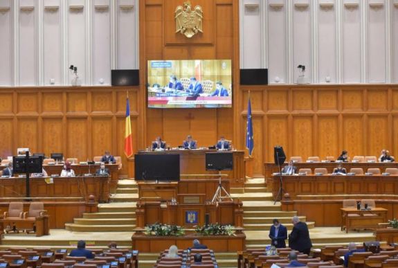 FRISSÍTVE – Felfüggesztették a két ház együttes ülését a bizalmatlansági indítvány vitájáról (percről percre)
