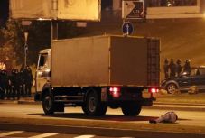 FRISSÍTVE - Elgázoltak egy a tüntetőt Minszkben, a lengyel államfő uniós csúcsot sürget