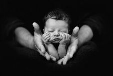 Gombóccá pólyálva könyökölnek, lebegnek, alszanak – mi rejlik az imádnivaló babafotók mögött?