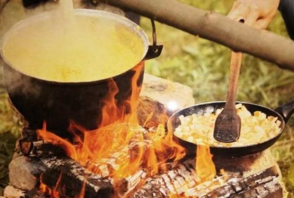 Élő adásban főtt a puliszka Gyimesközéplokon