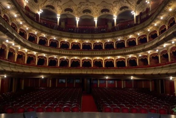 Nem kell maszkot viselniük a színészeknek az újranyitó színházakban