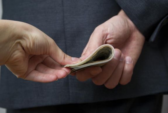 Felmérés: hajlamosabbak lettek a korrupcióra a munkavállalók az egészségügyi veszélyhelyzet óta