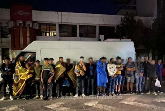 Összesen 28 migránst találtak két kisteherautóban Nagylaknál a határrendészek