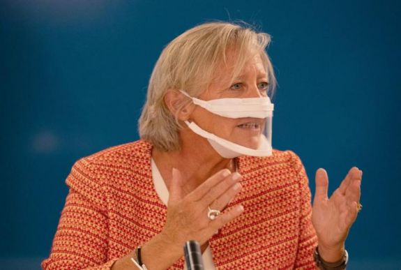 Franciaországban átlátszó maszkokat kapnak a tanárok