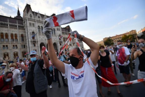 Ezrek alkottak élőláncot Budapesten az SZFE autonómiájáért