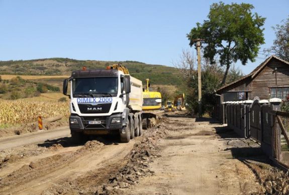 Elkezdték a Nyárádtő és Dicsőszentmárton közötti megyeiút-szakasz felújítását