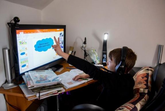 Ombudsman: a romániai gyerekek jelentős hányada kiszorul az online oktatásból