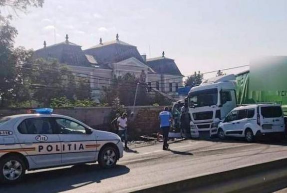 „Látványos” baleset történt a válaszúti Bánffy-kastély kapujában 