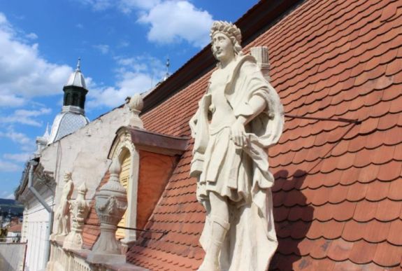 Szembenéztünk az újuló kolozsvári Bánffy-palota tetőszobraival (VIDEÓ)