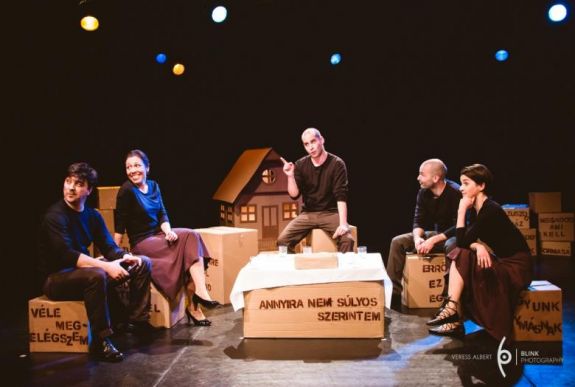 Másfél méteres távolság a színpadon – így készülnek az új évadra a Csíki Játékszínnél