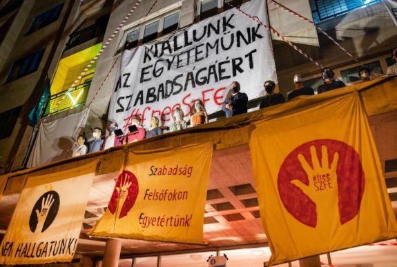 Kísérleti tanköztársaságot hirdetnek a budapesti SZFE-n