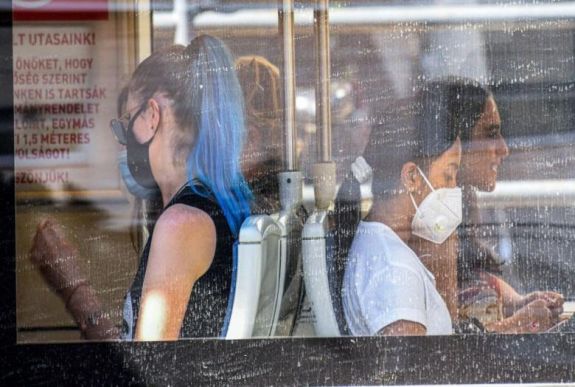 Magyarországon leszállítják a vonatokról és a buszokról a maszk nélküli utasokat