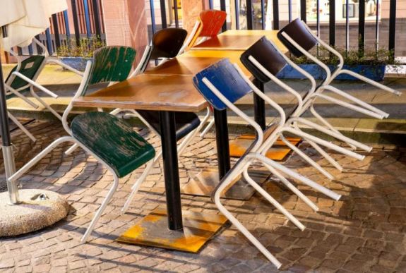 Magyarországon este tizenegy óra után bezárják a szórakozóhelyeket