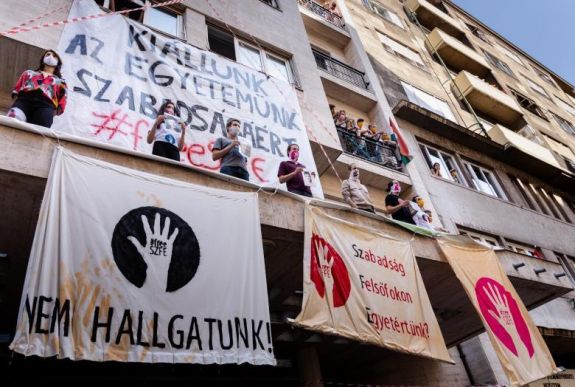 Erdélyi magyar színházak színészei, munkatársai is kiállnak a SZFE mellett