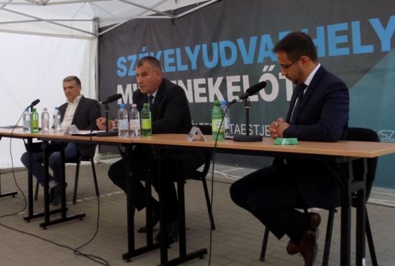 Székelyudvarhelyi polgármesterjelöltek vitája: kitérő válaszokat kapott a hallgatóság