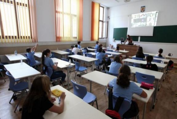Havi 2000 lejes kockázati pótlékot kaphatnak a pedagógusok szükségállapot és veszélyhelyzet idején