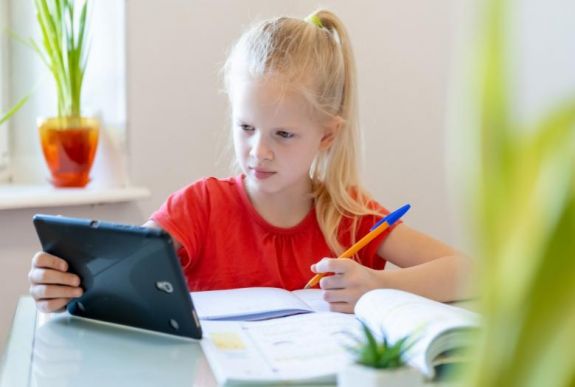 Románia 302 tanintézetében zajlik online az oktatás
