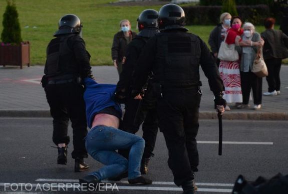 Vízágyúval oszlatta a rendőrség a tüntetőket Minszkben