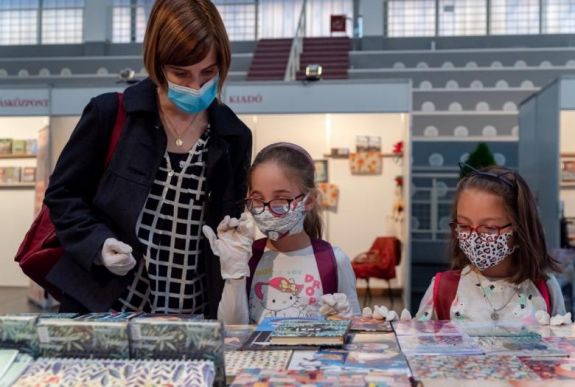 Megnyílt Csíkszeredában az egyetlen „állva maradt” erdélyi magyar könyvvásár