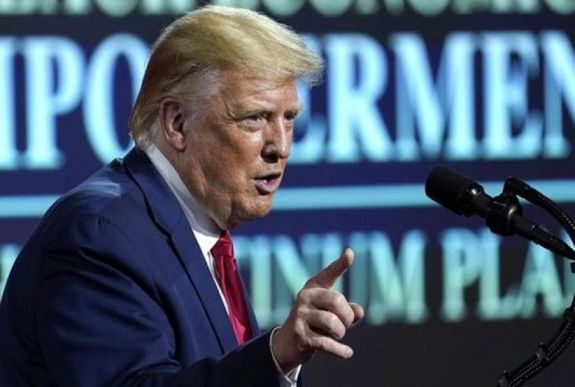 Amerikai elnökválasztás: Trump spanyolajkú és afroamerikai szavazatokért kampányol