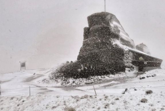 FRISSÍTVE - Havazott a romániai hegyekben
