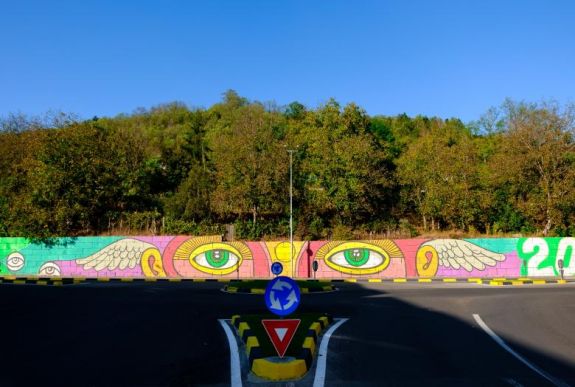 Erdély etnikai sokszínűségét ünnepli az új marosvásárhelyi óriásgrafitti