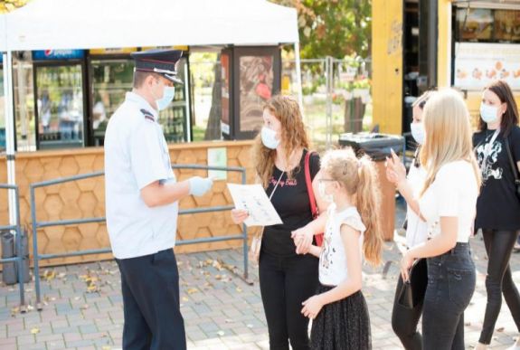 Tilos maszk nélkül megközelíteni az iskolákat egy romániai városban