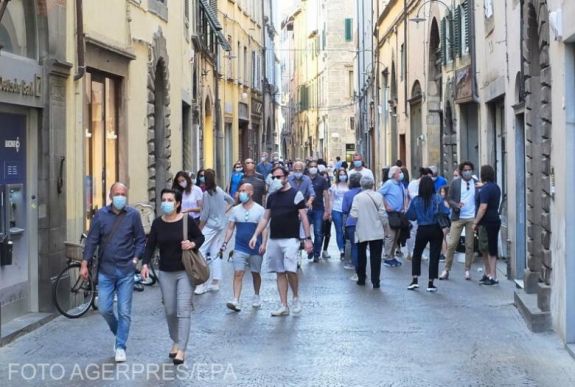 Romlik a helyzet Olaszországban, visszatér a kötelező utcai szájmaszk