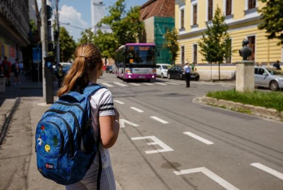 Már csak az államfő kihirdetésére vár: ingyenesen utazhatnak az iskolások