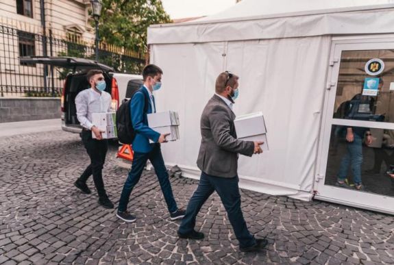 Iktatta a parlamenti választásokon való induláshoz szükséges aláírásokat az RMDSZ