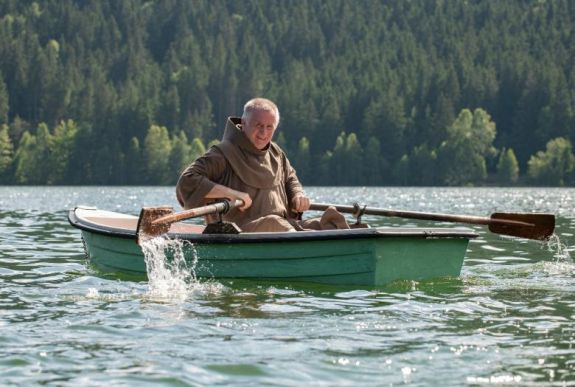 Egy szerzetes, egy író és egy fényképész útra kelt – így jött létre Böjte Csaba füveskönyve