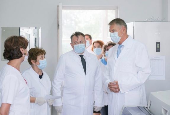 Egészségügyi miniszter: több mint kétszáz fertőzött van jelenleg lélegeztetőgépen