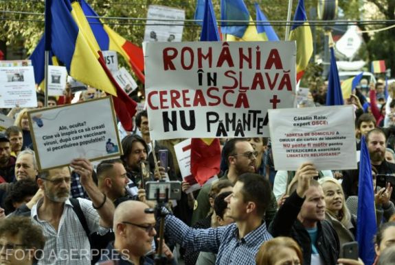 A kötelező maszkviselés ellen tüntettek Bukarestben