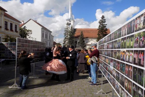 Fotókon 238 nemzetiség viselete Székelyudvarhelyen – hivatalosan is rekord lehet