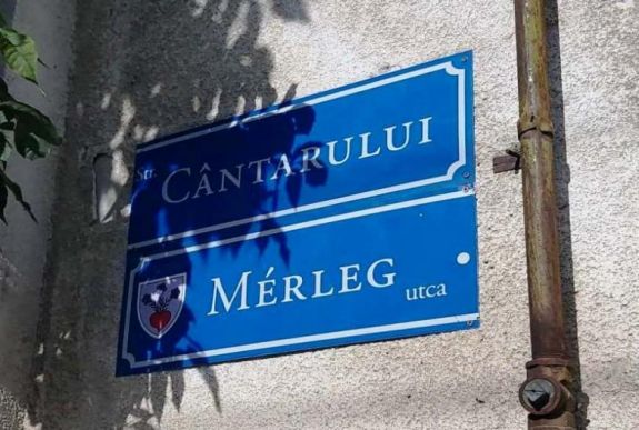Kettévágták az utcanévtáblákat Csíkszerdában – „eleget tettek” a bírósági ítéletnek