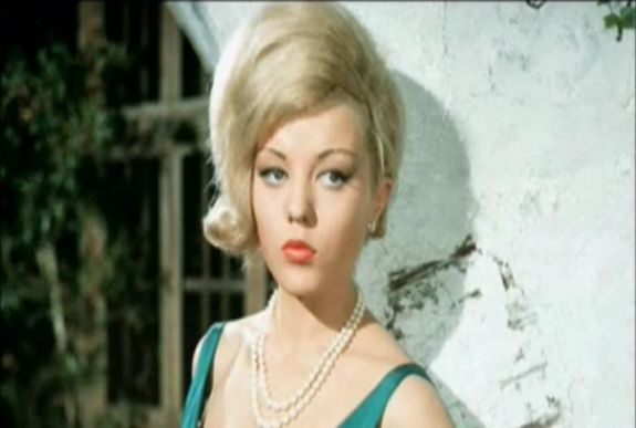 Elhunyt Margaret Nolan, a Goldfinger című Bond-film aranytestű címlaplánya