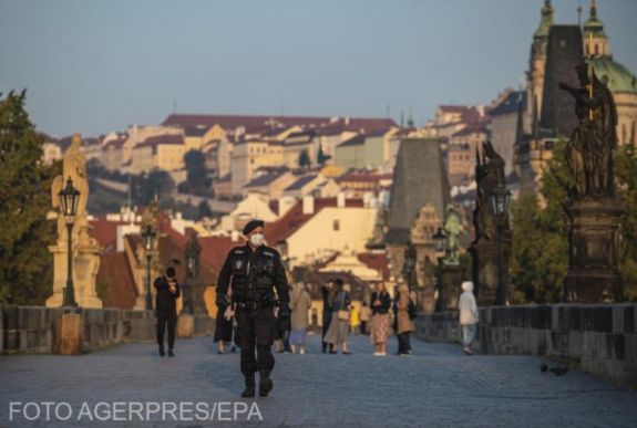 Csehország szerdától bezárja az iskoláit és a vendéglőit