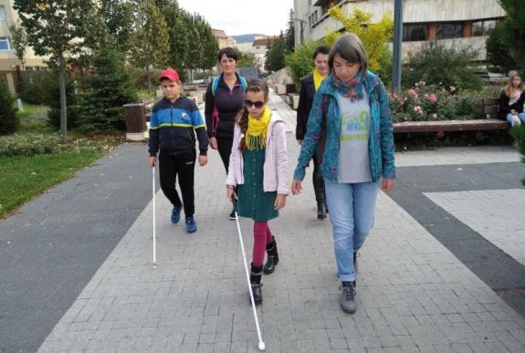 Merészen ugrik a látatlanba – iskolát épít, egyesületet vezet a székelyföldi vak sportoló