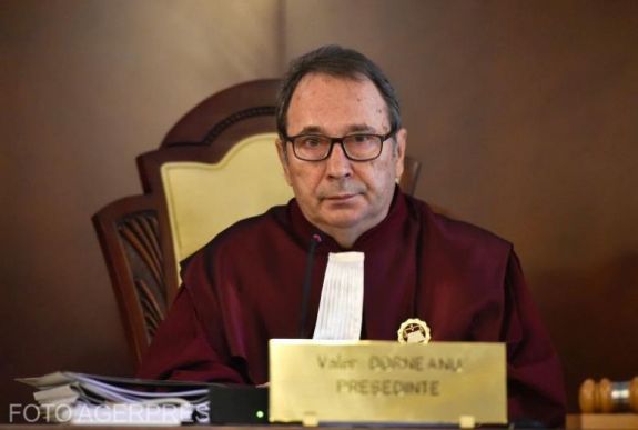 Feljelentést fontolgat a kormányfő ellen az alkotmánybíróság elnöke