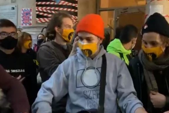 Az utasítás ellenére nem távoznak a diákok az SZFE épületeiből